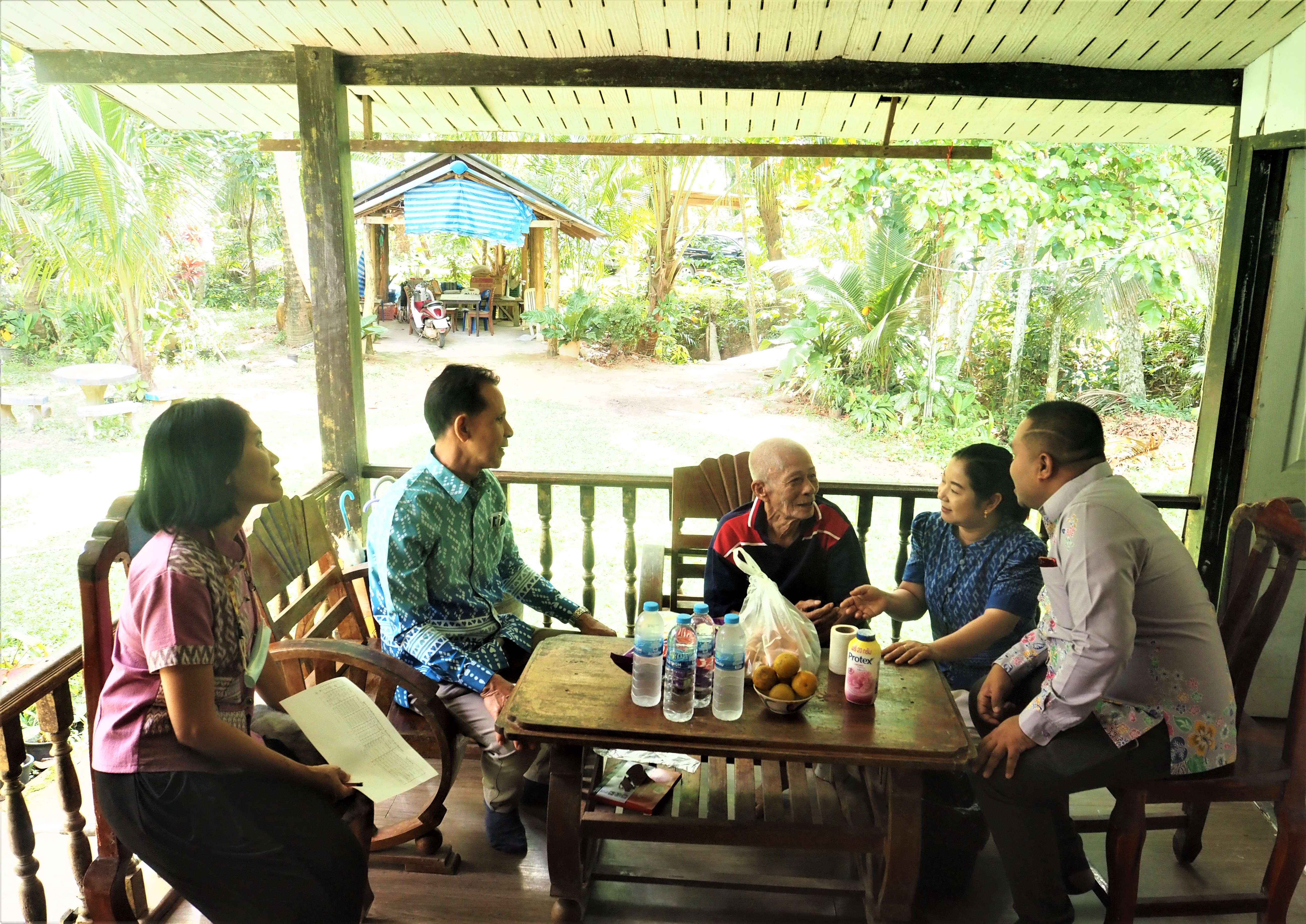 ลงพื้นที่เยี่ยมบ้านผู้สูงอายุ  ผู้ป่วยติดเตียง และกลุ่มเปราะบาง ในเขตพื้นที่ตำบลเขาทอง หมู่ที่ 4 และหมู่ที่ 6 